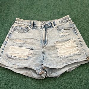 American Eagle women’s light wash distressed jean shorts size 6